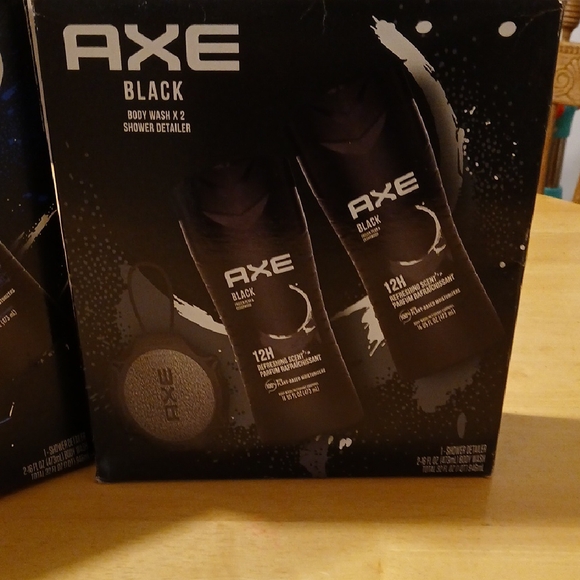 Black Body Wash and Shower Detailer Set - Picture 2 of 5